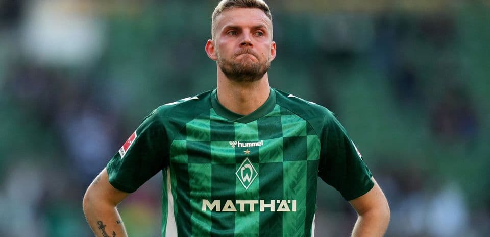 Jugador de Werder Bremen en uniforme verde durante el partido