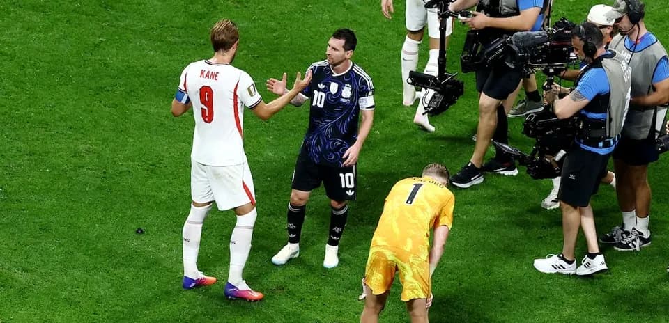 Kane y Messi conversando en el campo