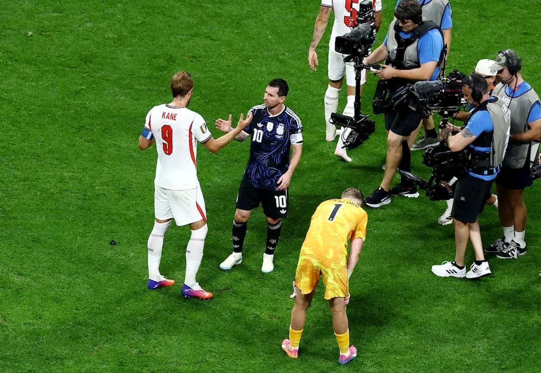 Kane y Messi conversando en el campo