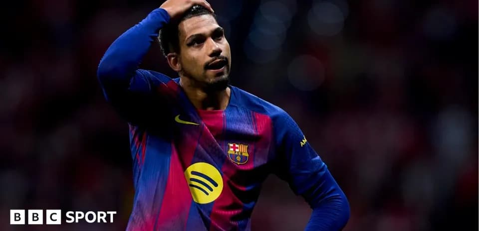 Jugador de Barcelona con mano en la cabeza durante partido