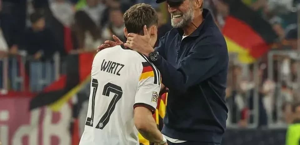 Jugador alemán Wirtz siendo felicitado por entrenador