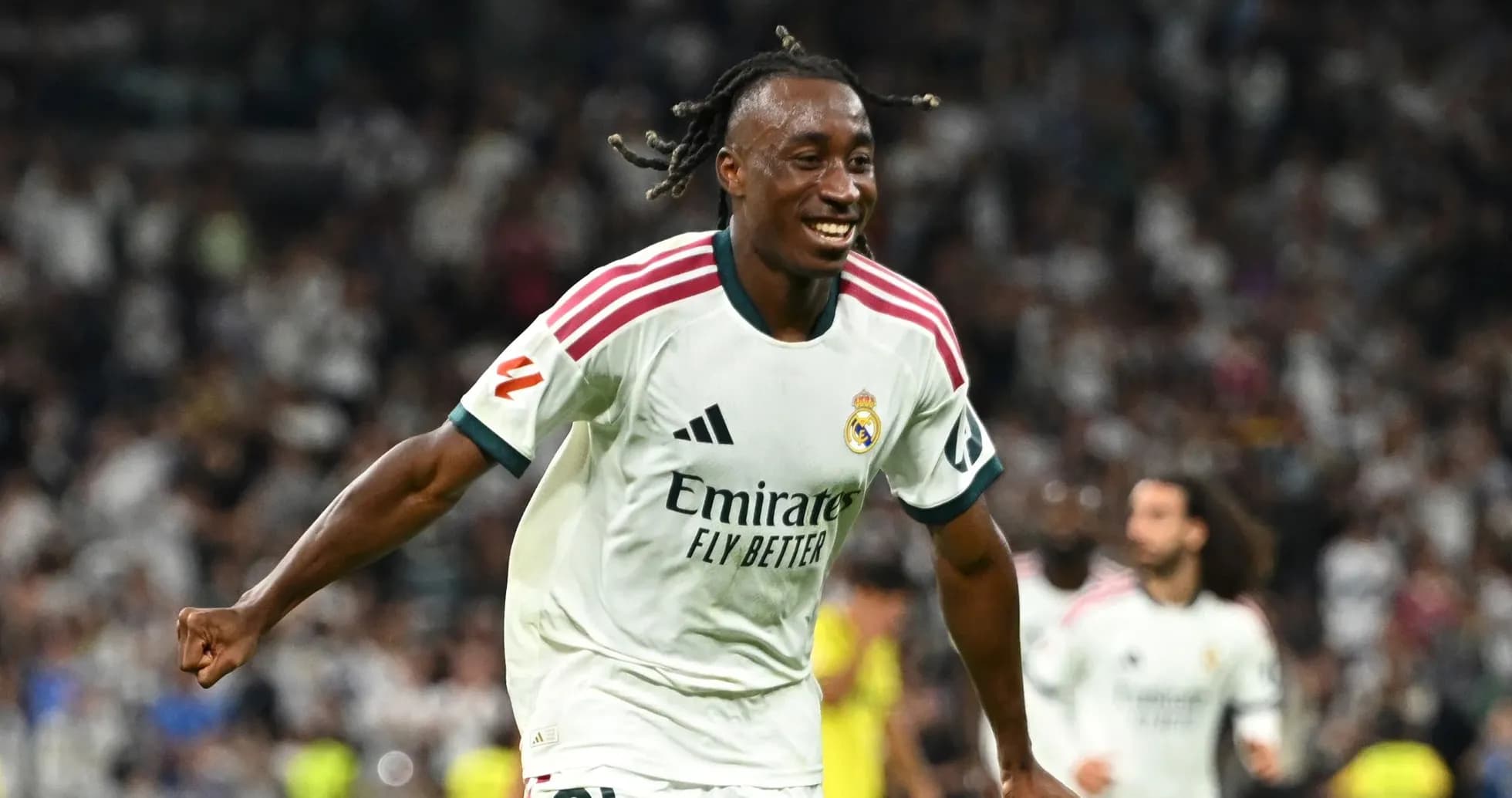 Jugador de Real Madrid celebrando un gol en el estadio