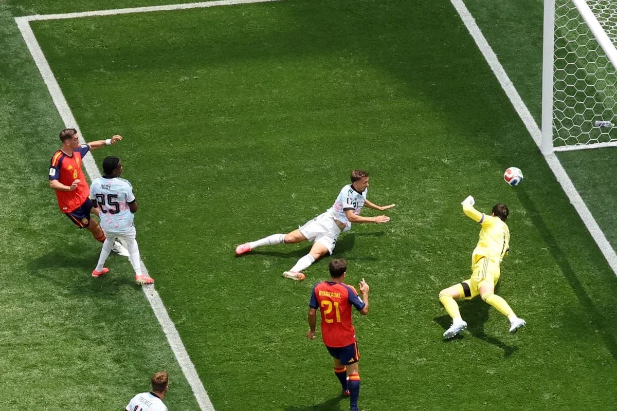 Jugador lanza el balón hacia la portería en partido