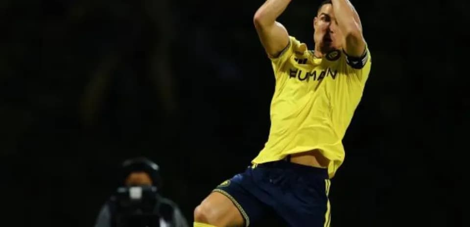 Jugador celebrando con brazos levantados en el campo