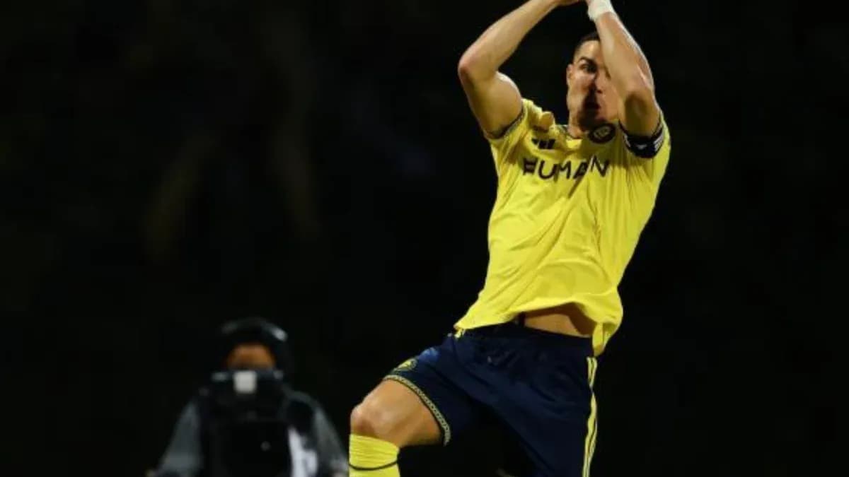 Jugador celebrando con brazos levantados en el campo