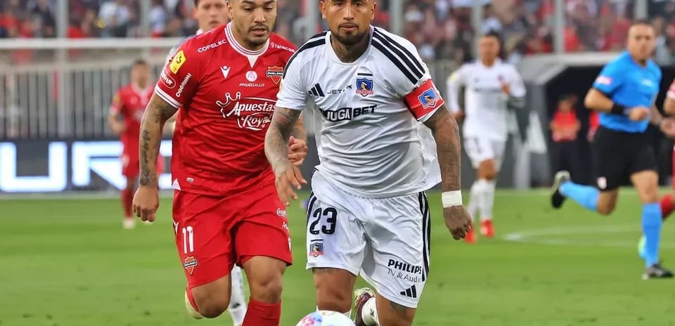 Arturo Vidal corriendo con el balón contra Nublense