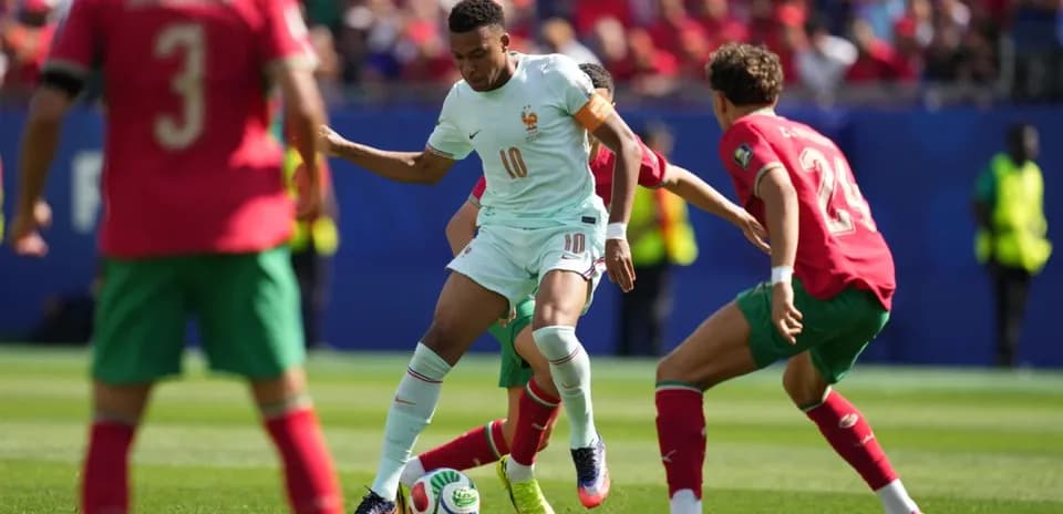 Jugador de Francia regateando en partido contra Marruecos