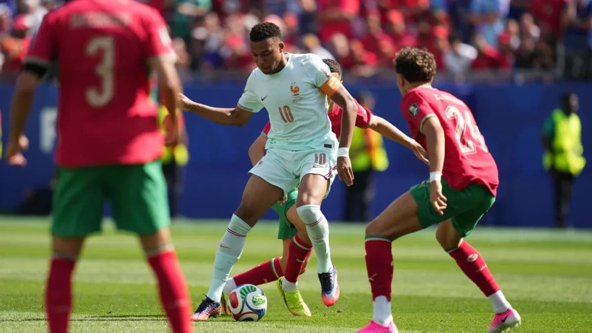 Jugador de Francia regateando en partido contra Marruecos
