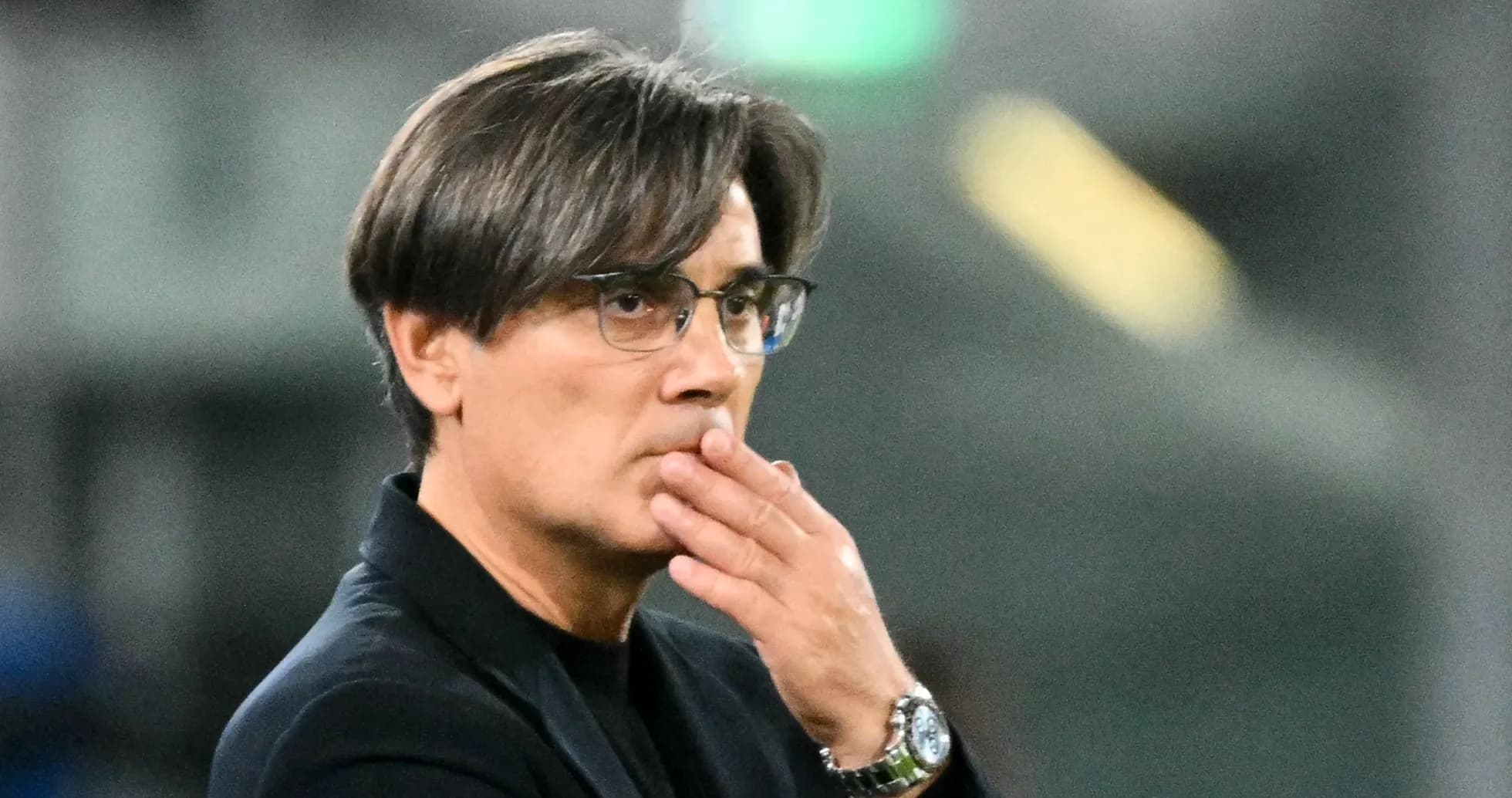Entrenador observando el juego con preocupación