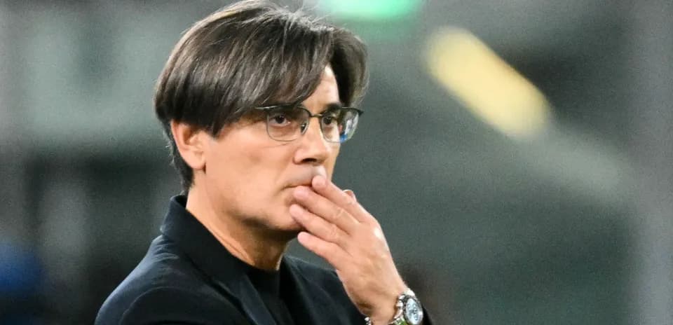 Entrenador observando el juego con preocupación