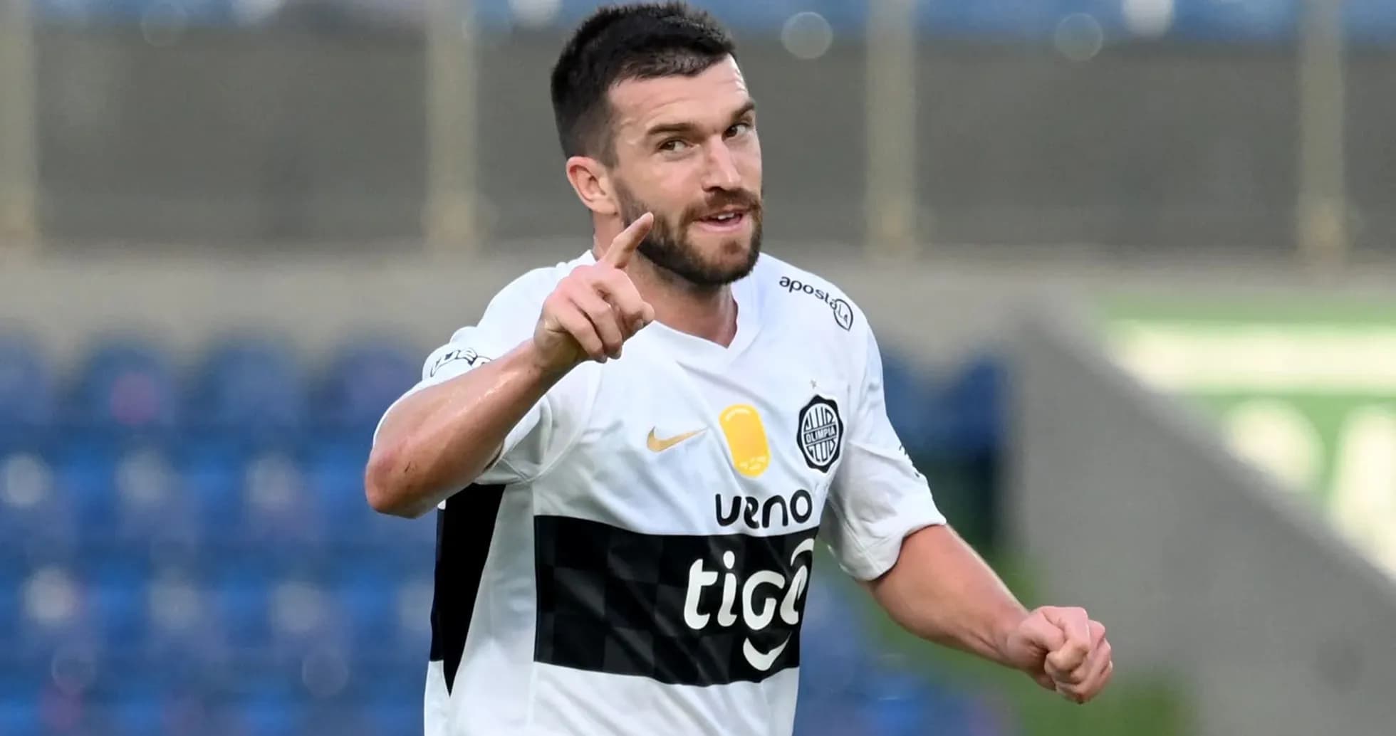 Jugador señalando con el dedo durante el partido