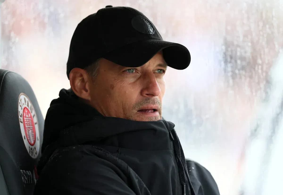 Entrenador sentado en el banquillo bajo la lluvia
