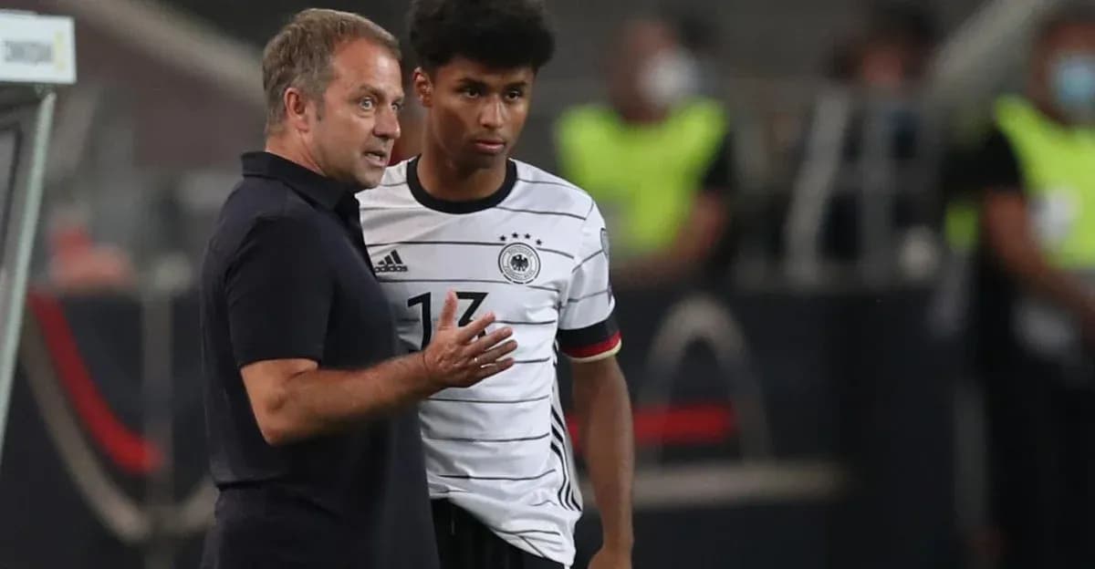 Entrenador hablando con jugador de Alemania en el campo