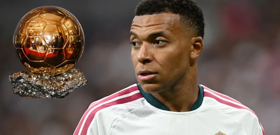Kylian Mbappé con el Balón de Oro en fondo