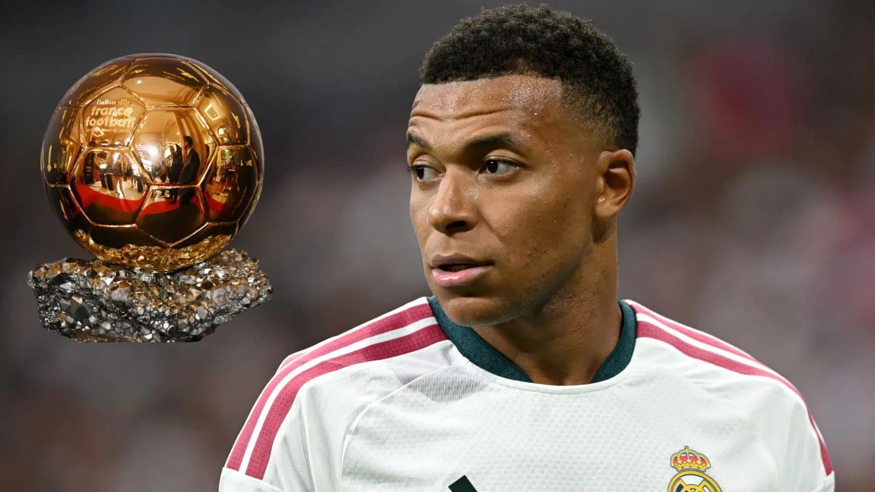 Kylian Mbappé con el Balón de Oro en fondo