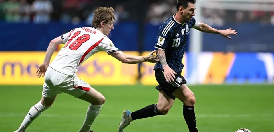 Jugador persiguiendo a Lionel Messi durante un partido