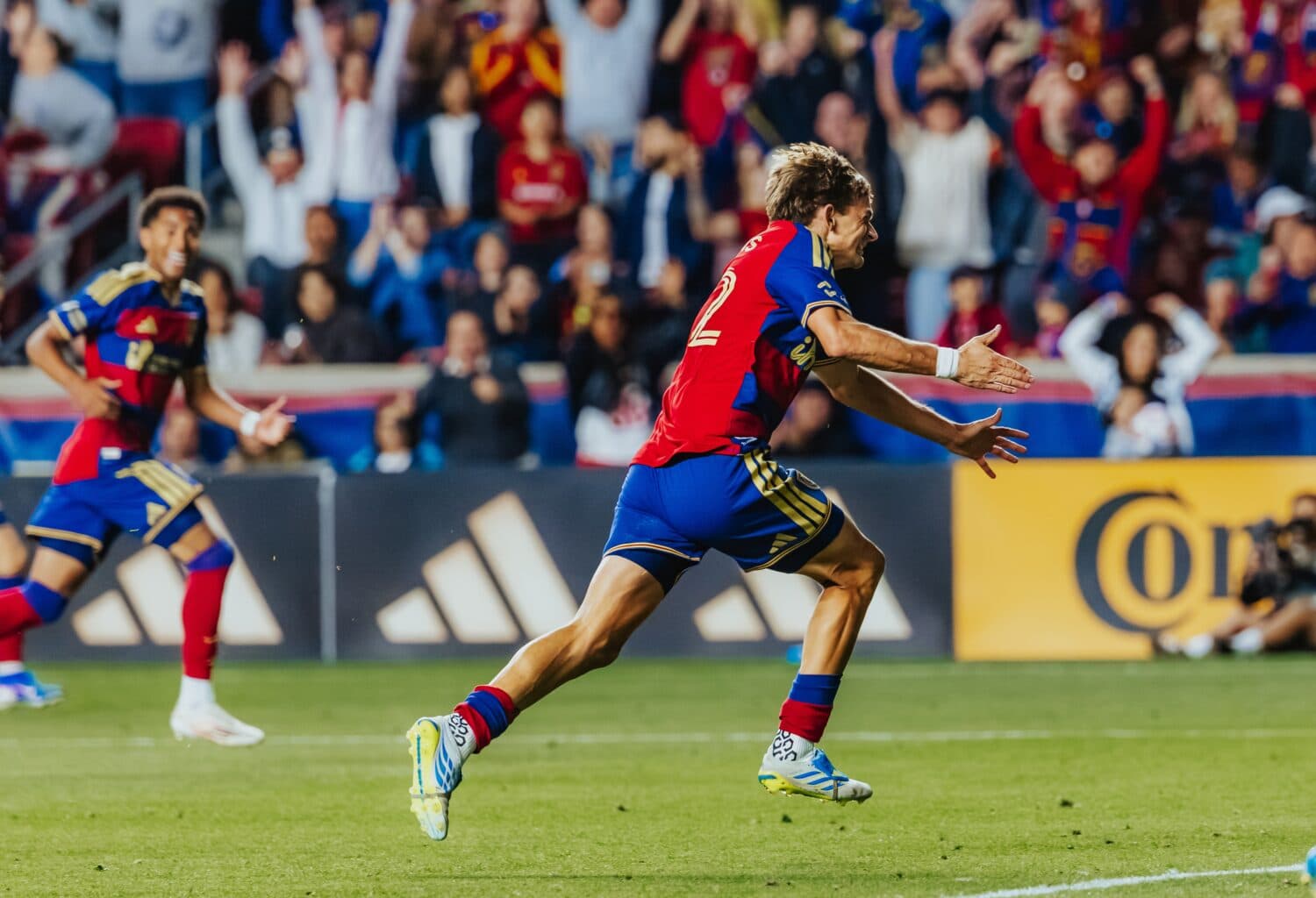 Jugador celebrando un gol en el partido