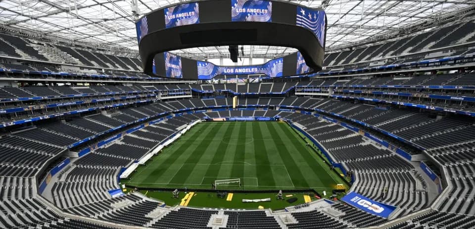 Vista del estadio con campo de fútbol preparado