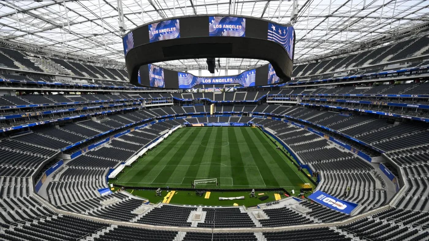 Vista del estadio con campo de fútbol preparado
