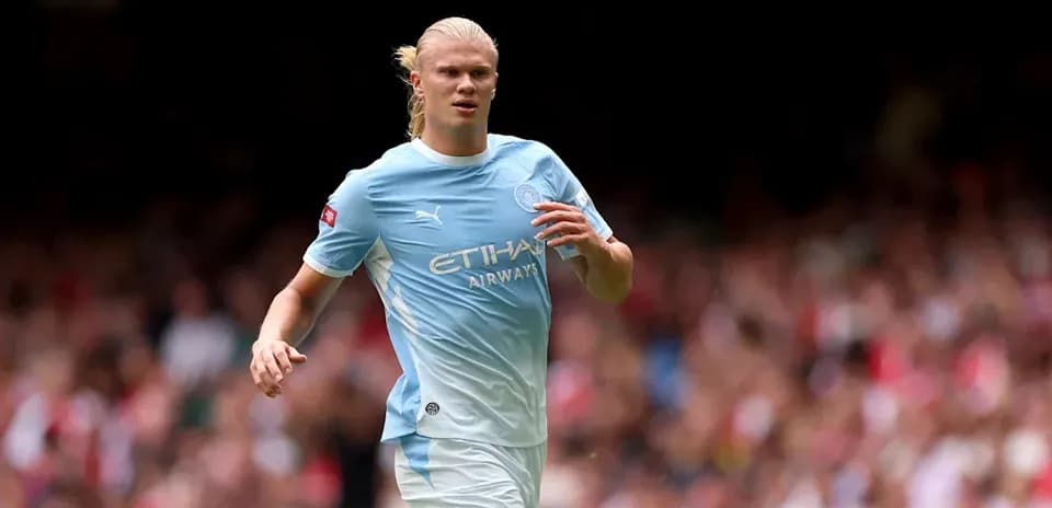 Jugador de Manchester City corriendo en el campo