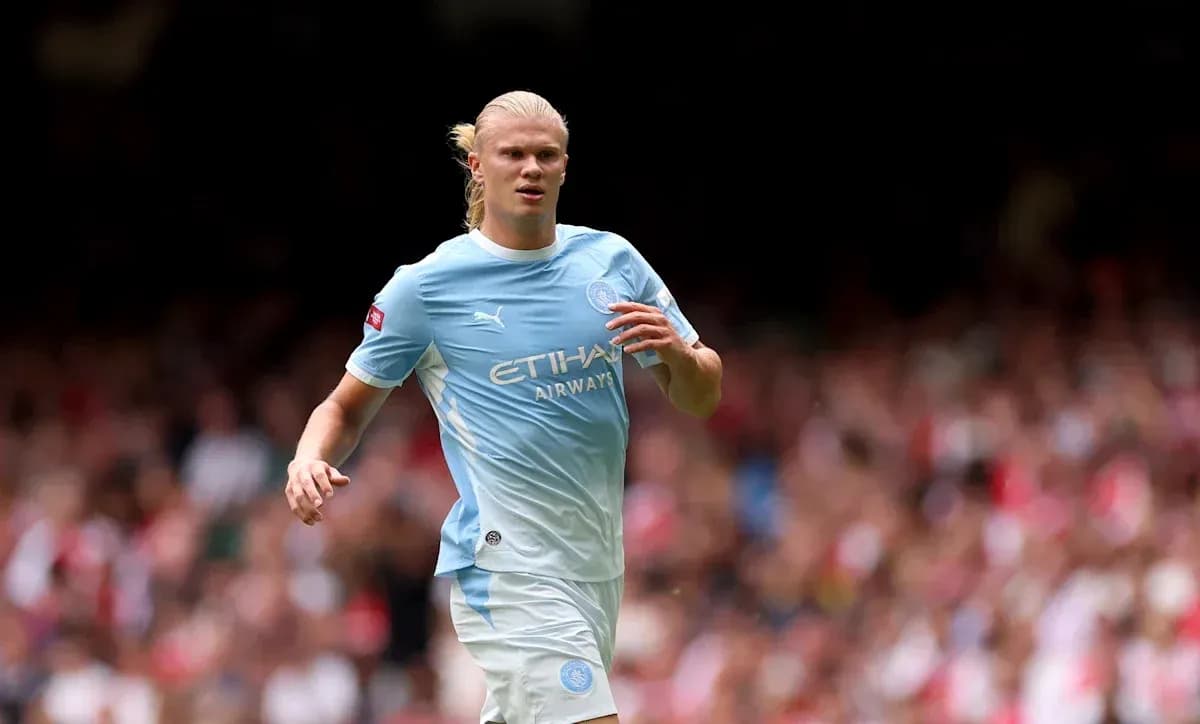 Jugador de Manchester City corriendo en el campo