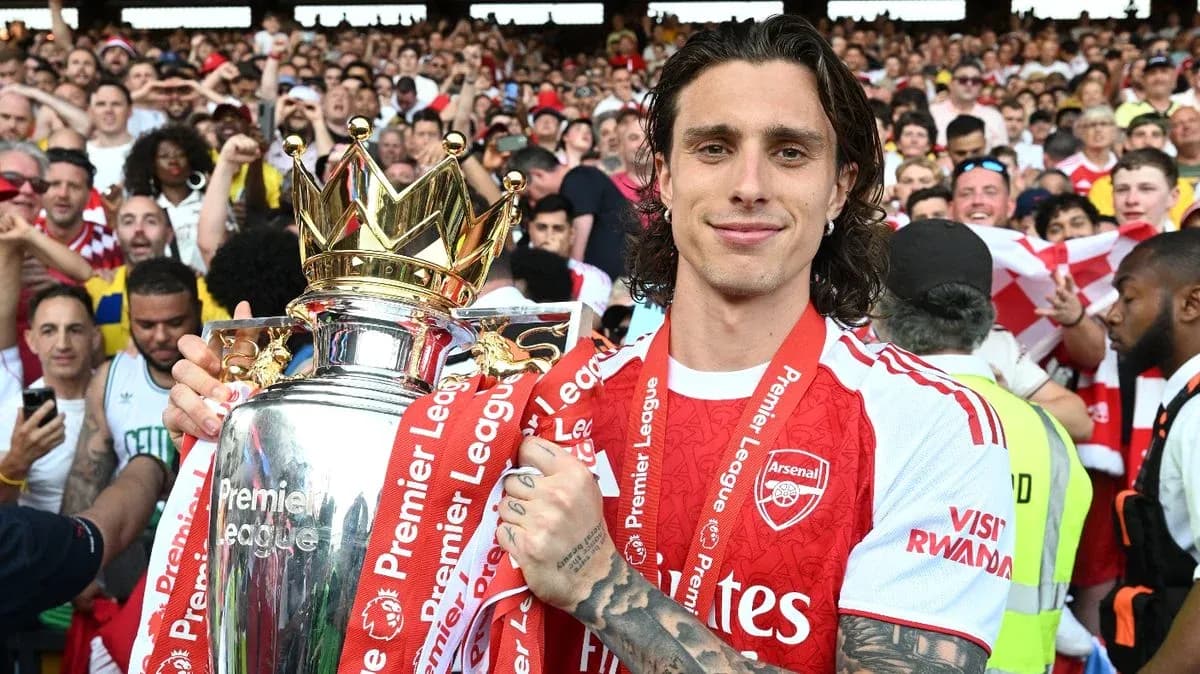 Jugador de Arsenal sosteniendo el trofeo de la Premier League
