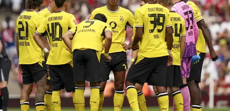 Jugadores de Borussia Dortmund en reunión táctica