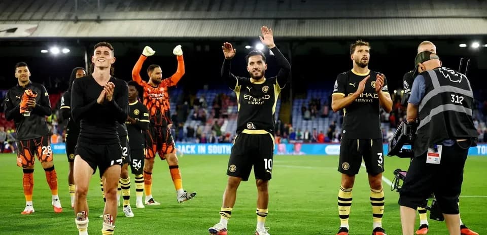 Jugadores de Manchester City aplaudiendo a los aficionados