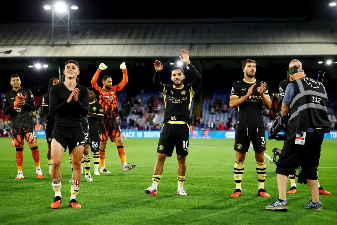 Jugadores de Manchester City aplaudiendo a los aficionados