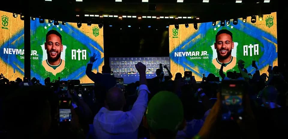 Neymar Jr. en evento con pantalla de fondo