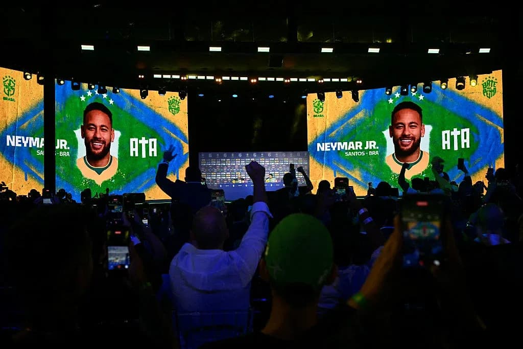 Neymar Jr. en evento con pantalla de fondo