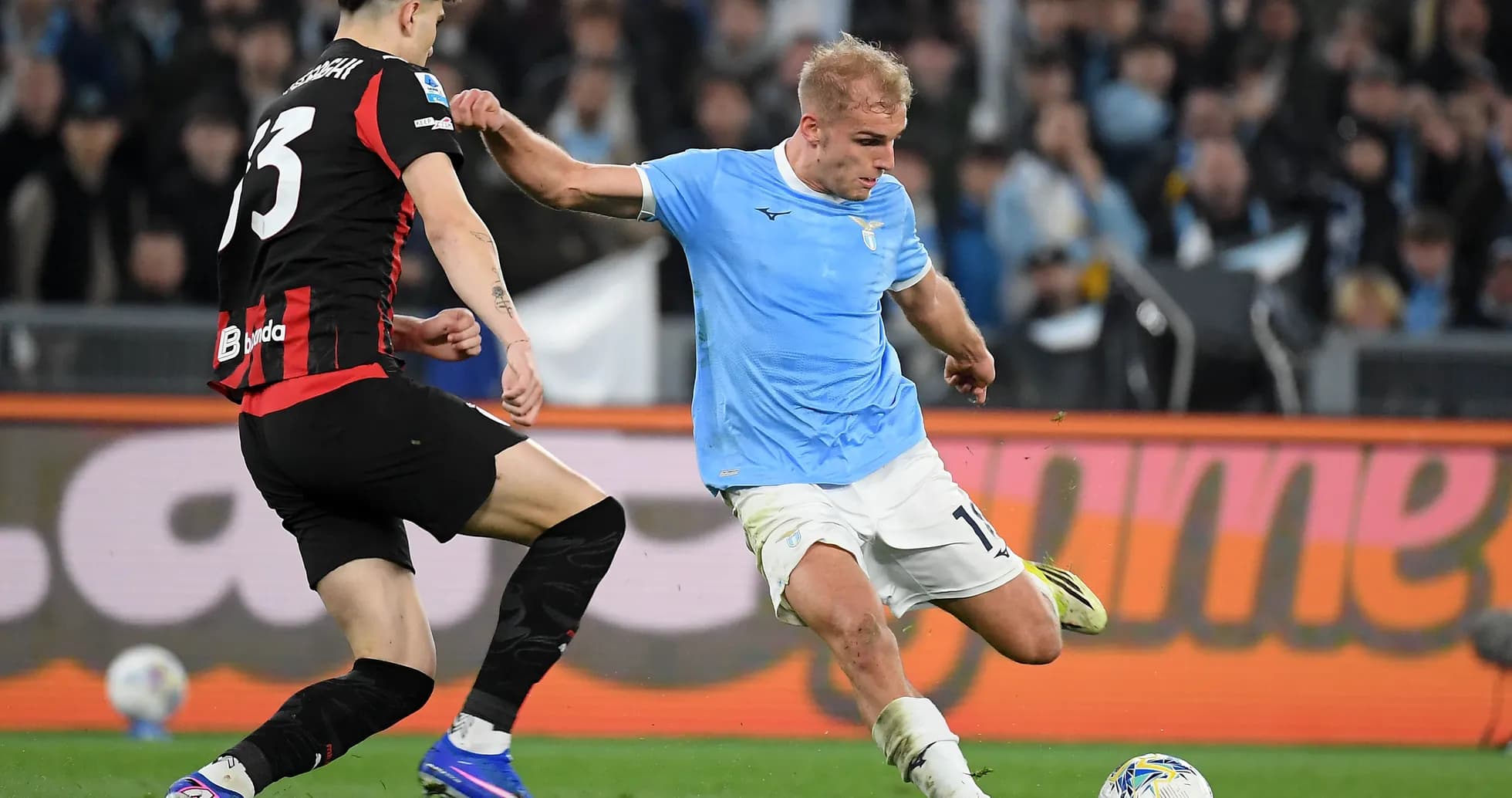 Jugador de Lazio desafiando a un rival