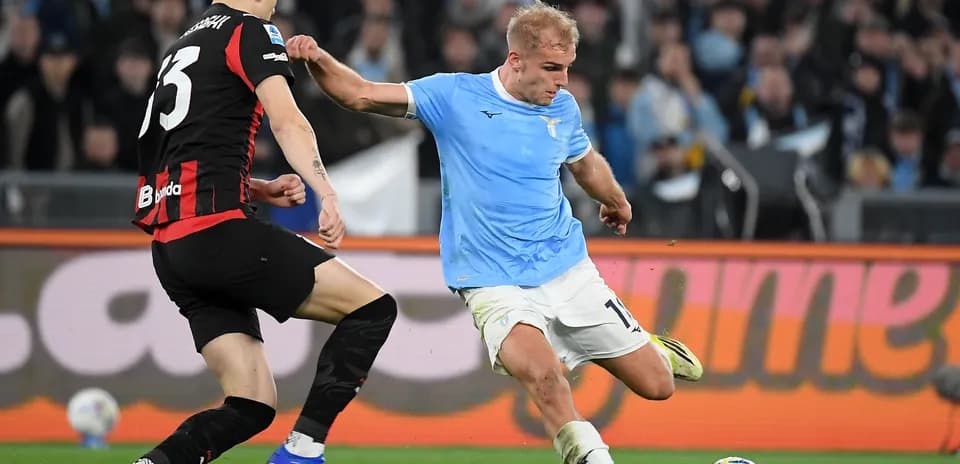 Jugador de Lazio desafiando a un rival
