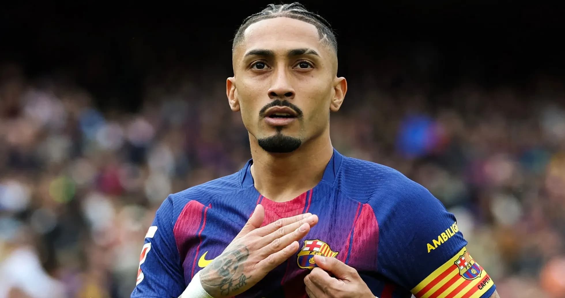 Jugador de Barcelona tocando el escudo del equipo