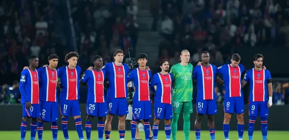 Equipo de fútbol de PSG alineado antes del partido
