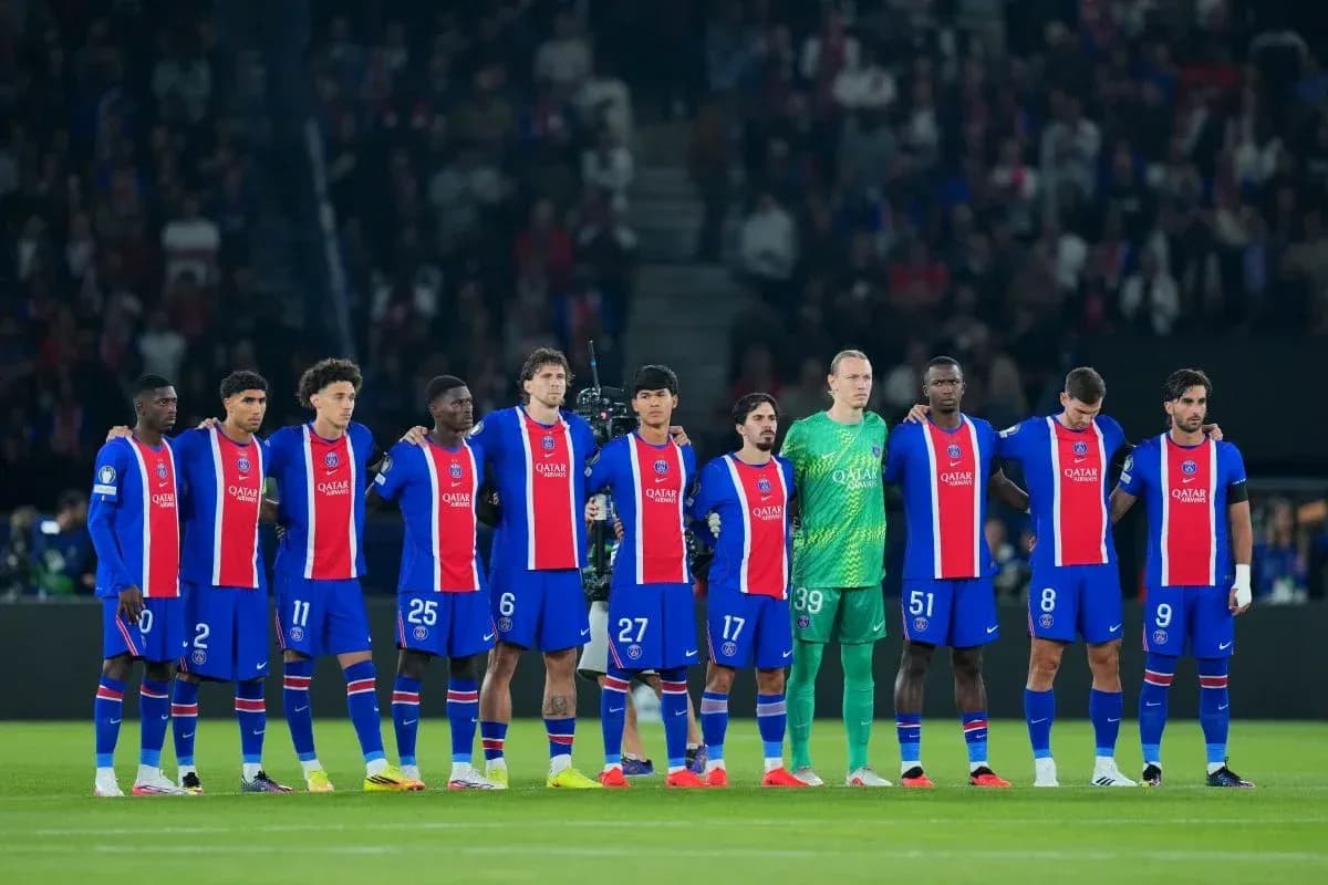 Equipo de fútbol de PSG alineado antes del partido
