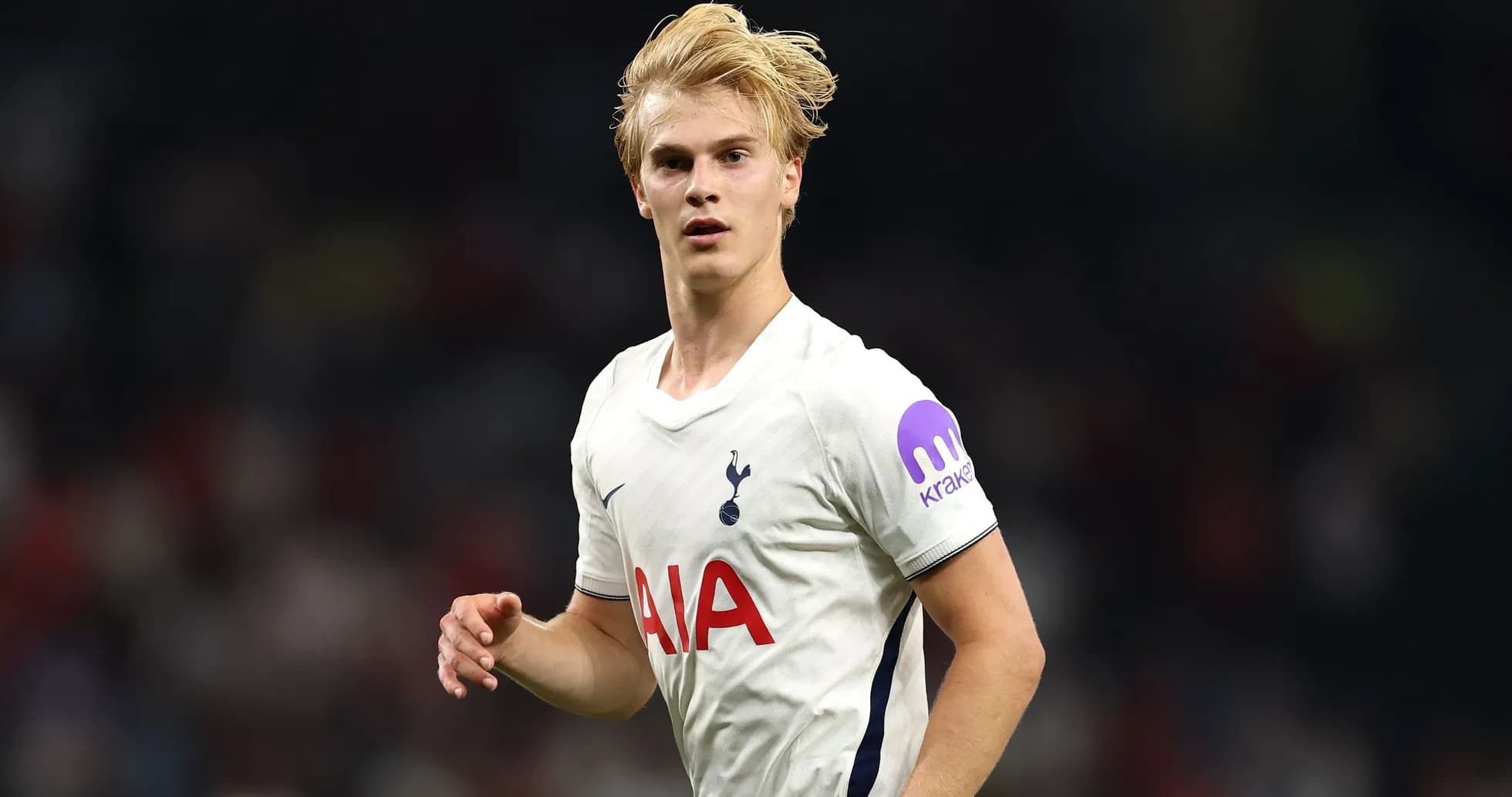Jugador de Tottenham corriendo en el campo de juego