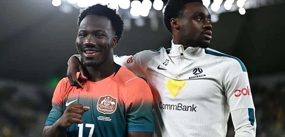 Jugadores de Australia celebrando en el campo