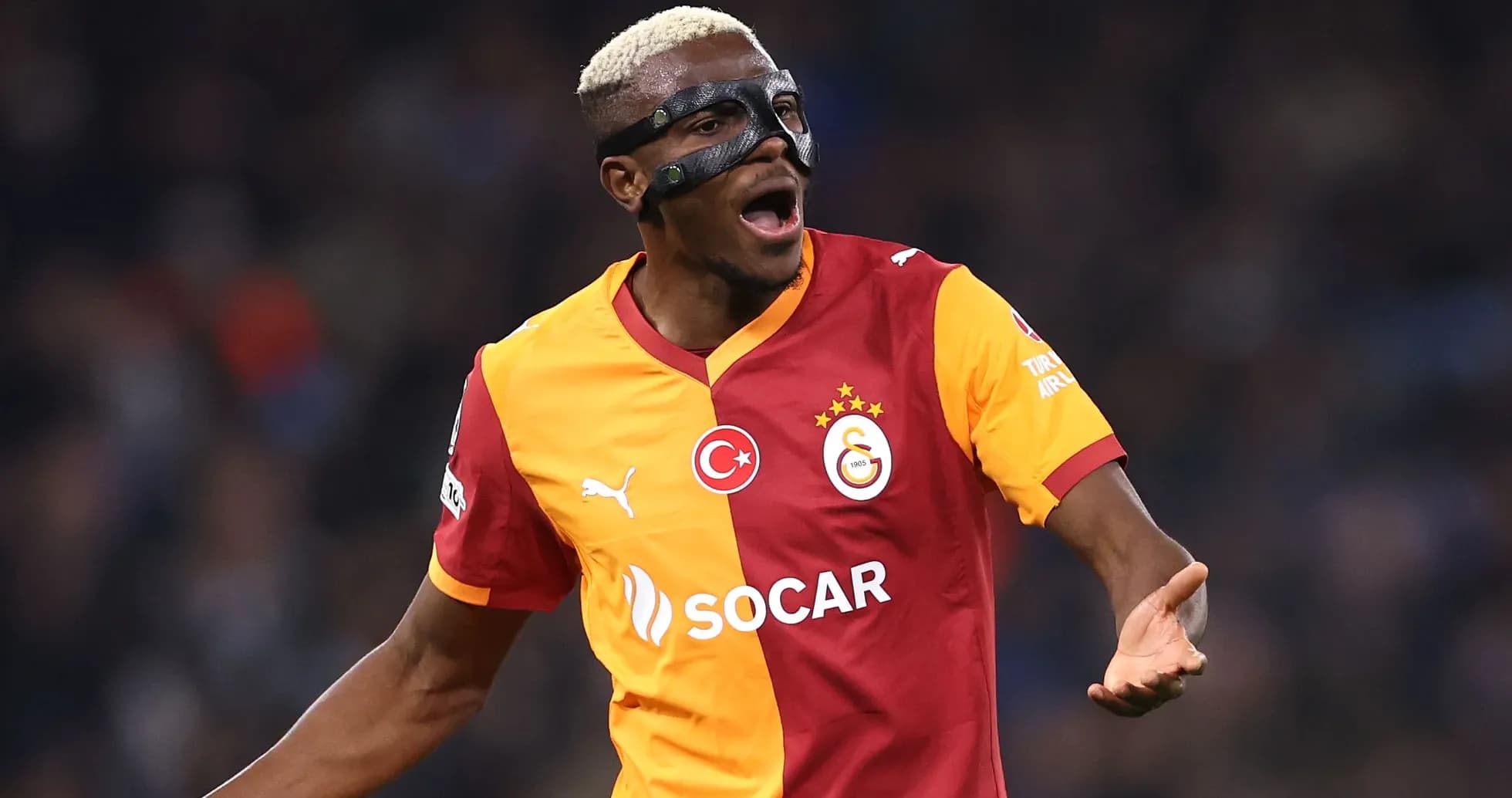 Jugador de Galatasaray celebrando con máscara facial