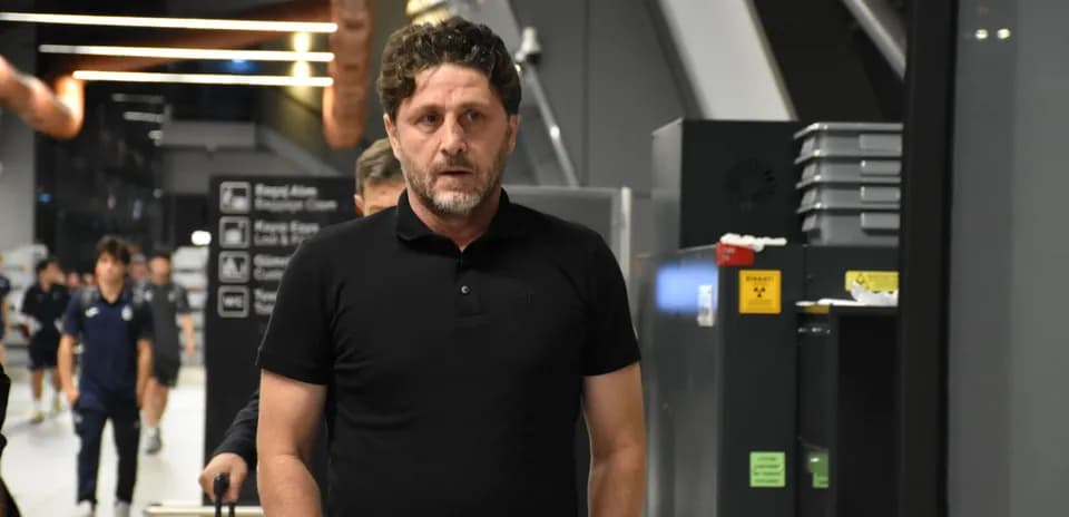 Entrenador caminando en el vestíbulo del estadio