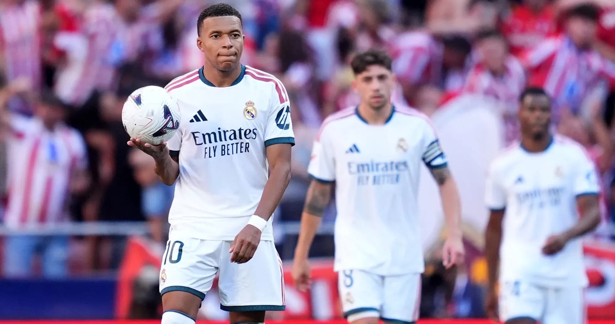 Kylian Mbappé con balón durante un partido de fútbol