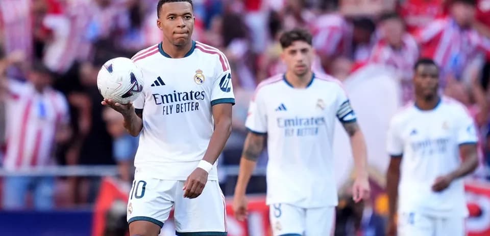 Kylian Mbappé con balón durante un partido de fútbol