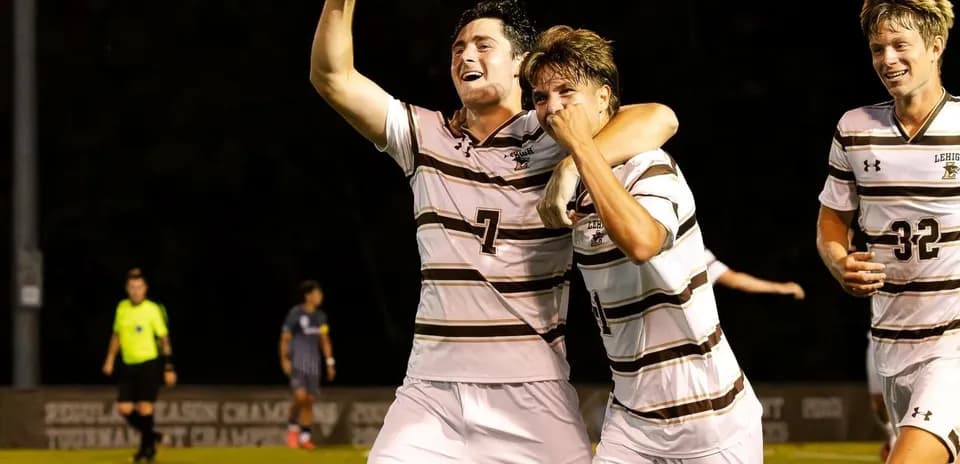 Jugadores celebrando un gol durante el partido