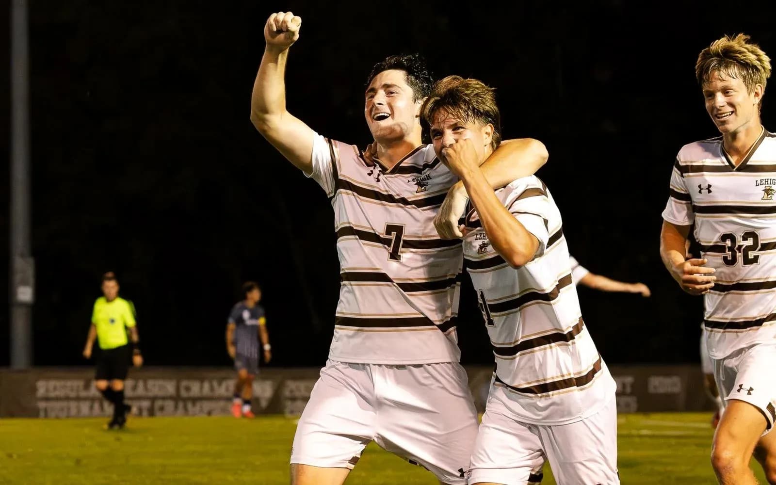 Jugadores celebrando un gol durante el partido