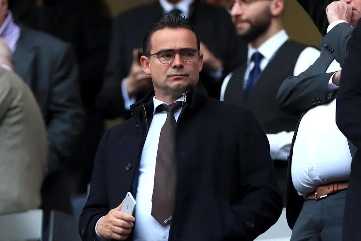 Hombre en traje observando un evento deportivo