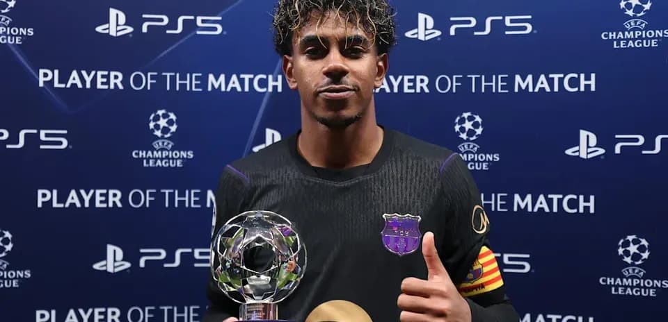 Jugador sosteniendo trofeo de Jugador del Partido