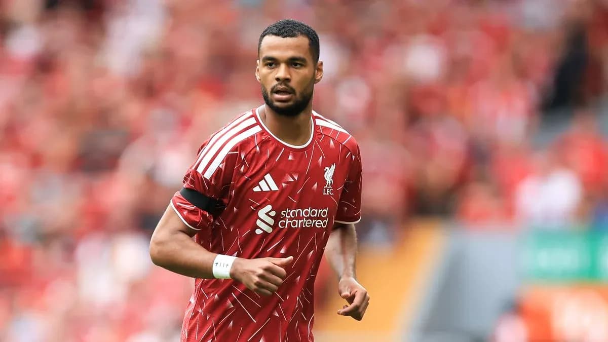 Jugador de Liverpool corriendo en el campo
