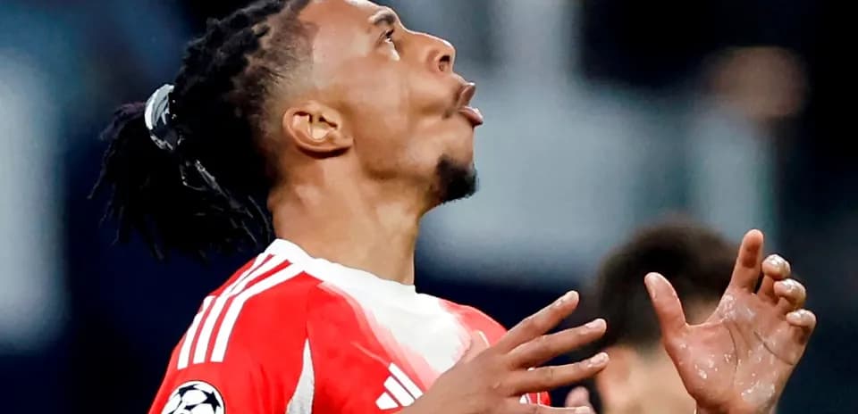 Jugador levantando las manos durante el partido