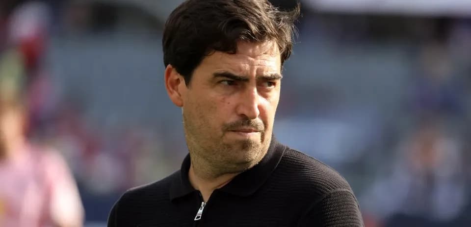 Entrenador observando el partido desde la línea