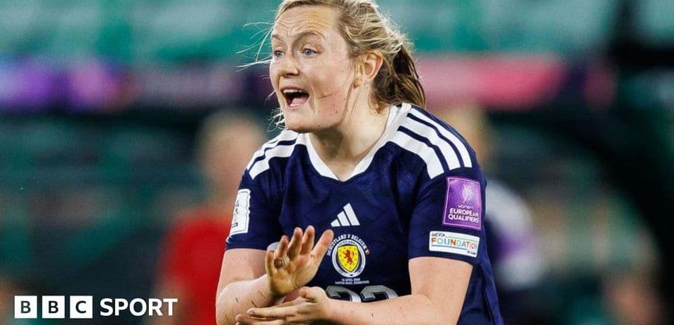 Jugadora de Escocia gesticulando en el campo